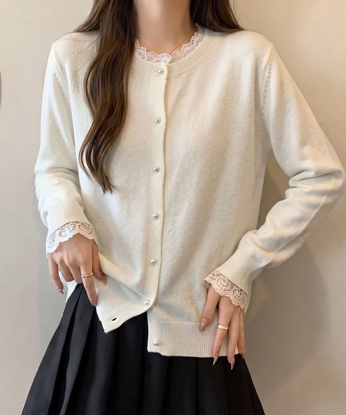 BLoomMe(ブルームミー)の「レースネック パールボタン ニットカーディガン(カーディガン/ボレロ・レディース・グレー/オフホワイト/ブラック/モカ・M)」の2枚目の写真