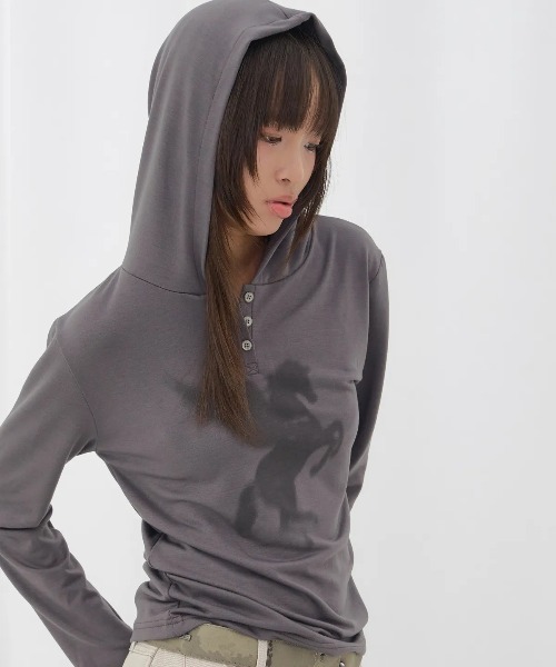 FANCY CLUB(ファンシークラブ)の「◇FANCYCLUB◇ブランド直輸入正規品/ペガサス フーデッド ロングスリーブ PEGASUS HOODED LONG SLEEVE(Tシャツ/カットソー・レディース・ホワイト/チャコール・FREE)」の3枚目の写真