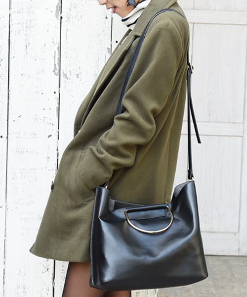 Luz Llena (philter)（ラズレナ　フィルター）の「[2way]メタルハンドル・トートショルダーバッグ/エコレザー（ショルダーバッグ・レディース・アイボリー/ブラック/グレー・ﾌﾘ-）」の2枚目の写真