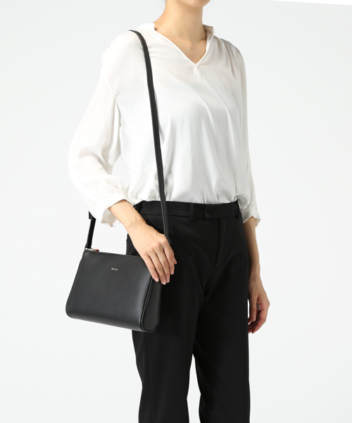 Paul Smith（ポールスミス）の「CLASSIC LEATHER SHOULDER BAG / 863850 W930（ショルダーバッグ・レディース・ブラック/ネイビー/レッド・FREE）」の11枚目の写真