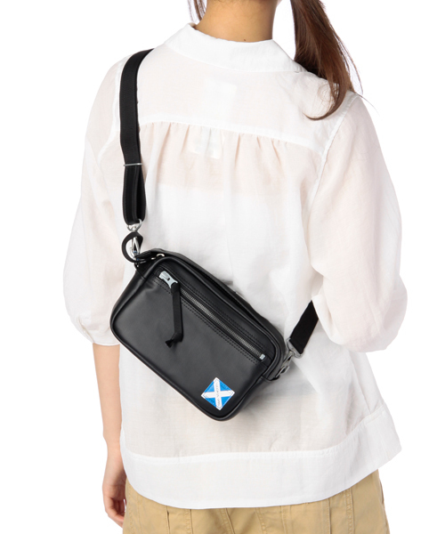 LUGGAGE LABEL（ラゲッジレーベル）の「LUGGAGE LABEL NEW LINER CAMERA BAG SMALL <B印 YOSHIDA SELECT>（ショルダーバッグ・メンズ・ブラック/ネイビー・ONE SIZE）」の3枚目の写真