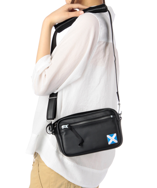 LUGGAGE LABEL（ラゲッジレーベル）の「LUGGAGE LABEL NEW LINER CAMERA BAG SMALL <B印 YOSHIDA SELECT>（ショルダーバッグ・メンズ・ブラック/ネイビー・ONE SIZE）」の5枚目の写真