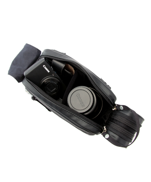 LUGGAGE LABEL（ラゲッジレーベル）の「LUGGAGE LABEL NEW LINER CAMERA BAG SMALL <B印 YOSHIDA SELECT>（ショルダーバッグ・メンズ・ブラック/ネイビー・ONE SIZE）」の12枚目の写真