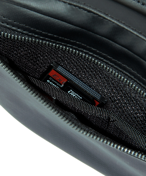 LUGGAGE LABEL（ラゲッジレーベル）の「LUGGAGE LABEL NEW LINER CAMERA BAG SMALL <B印 YOSHIDA SELECT>（ショルダーバッグ・メンズ・ブラック/ネイビー・ONE SIZE）」の13枚目の写真