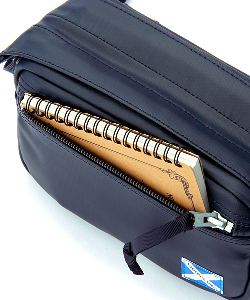 LUGGAGE LABEL（ラゲッジレーベル）の「LUGGAGE LABEL NEW LINER CAMERA BAG SMALL <B印 YOSHIDA SELECT>（ショルダーバッグ・メンズ・ブラック/ネイビー・ONE SIZE）」の14枚目の写真