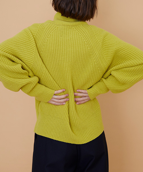 UNITED TOKYO（ユナイテッドトウキョウ）の「カシミヤコンカタアゼタートルニット（ニット/セーター・レディース・ブラック/パープル/イエロー・1）」の9枚目の写真