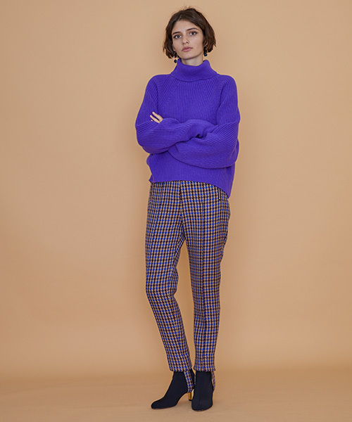 UNITED TOKYO（ユナイテッドトウキョウ）の「カシミヤコンカタアゼタートルニット（ニット/セーター・レディース・ブラック/パープル/イエロー・1）」の11枚目の写真