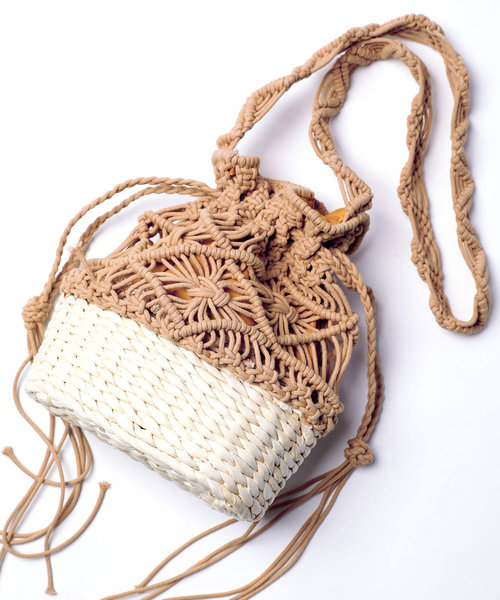 Casselini（キャセリーニ）の「Casselini/キャセリーニ　マクラメカゴショルダー（かごバッグ・レディース・ホワイト/ベージュ・ONE SIZE）」の2枚目の写真