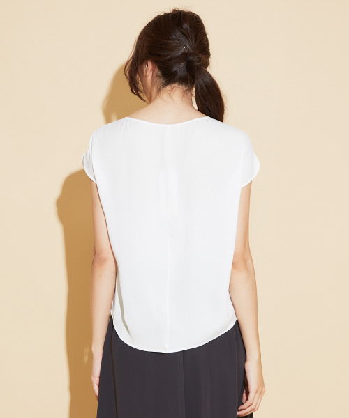 qualite（カリテ）の「バックサテンジョーゼットブラウス（シャツ/ブラウス・レディース・ホワイト/ネイビー/ピンクベージュ・38）」の6枚目の写真