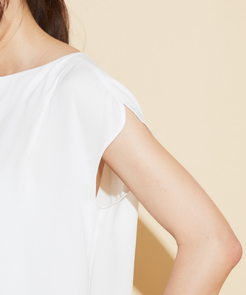 qualite（カリテ）の「バックサテンジョーゼットブラウス（シャツ/ブラウス・レディース・ホワイト/ネイビー/ピンクベージュ・38）」の7枚目の写真