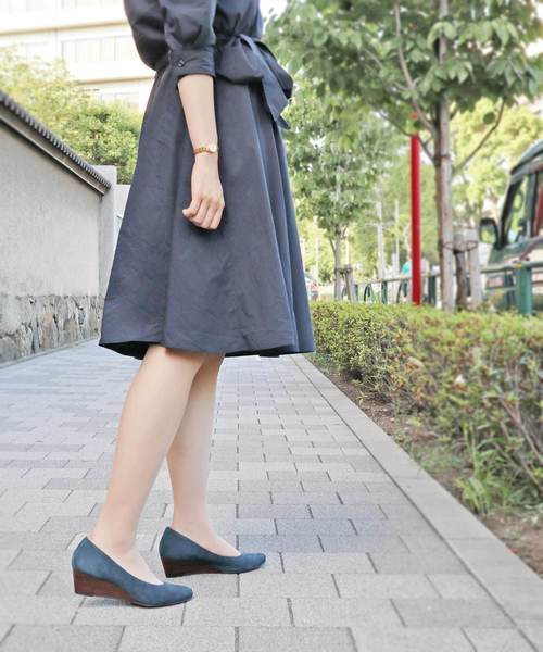 MODE KAORI(モードカオリ)の「ポインテッドトゥウエッジソールパンプス(パンプス・レディース・ブラック/ネイビー/レッド/ブルー/グレイッシュベージュ/ボルドー/アイボリー・22cm/22.5cm/23cm/23.5cm/24cm/24.5cm/25cm/25.5cm)」の12枚目の写真