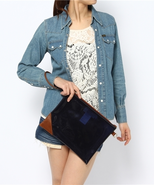 AMERICAN RAG CIE（アメリカンラグシー）の「TREMOULIERE/702-TMO-FLAT CASE VINYL（クラッチバッグ・レディース・イエロー/ネイビー・ONE SIZE）」の7枚目の写真