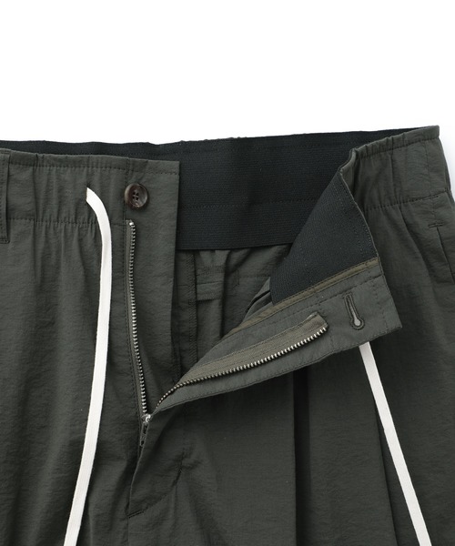 ATTACHMENT（アタッチメント）の「【KAZUYUKI KUMAGAI】STRETCH CLOTH 2TUCK WIDE TAPERED PT / KP02-009（スラックス・メンズ・カーキ/ブラック・3/2/1）」の8枚目の写真