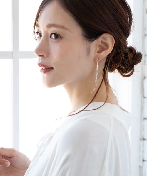 colleca la（コレカラ）の「ノンホール・ツイストバーの樹脂イヤリング（イヤリング・レディース・シルバー/ゴールド・ﾌﾘ-）」の5枚目の写真