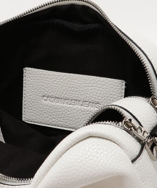 Calvin Klein（カルバン・クライン）の「スモール クロスボディ
