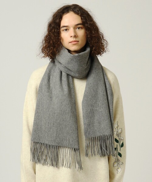 tk.TAKEO KIKUCHI（ティーケータケオキクチ）の「ウール無地大判マフラー（ストール/ショール・メンズ・チャコールグレー/オフホワイト・00）」の2枚目の写真