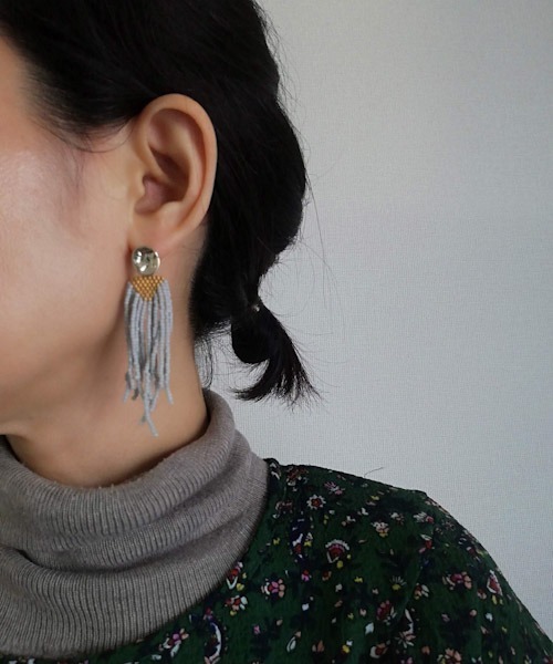 tone（トーン）の「【i.m.posto】ビーズフリンジスタッドピアス/チタン（ピアス（両耳用）・レディース・グレー/オフホワイト/ピンク/ブルー/アイボリー/グリーン/パープル・FREE）」の10枚目の写真