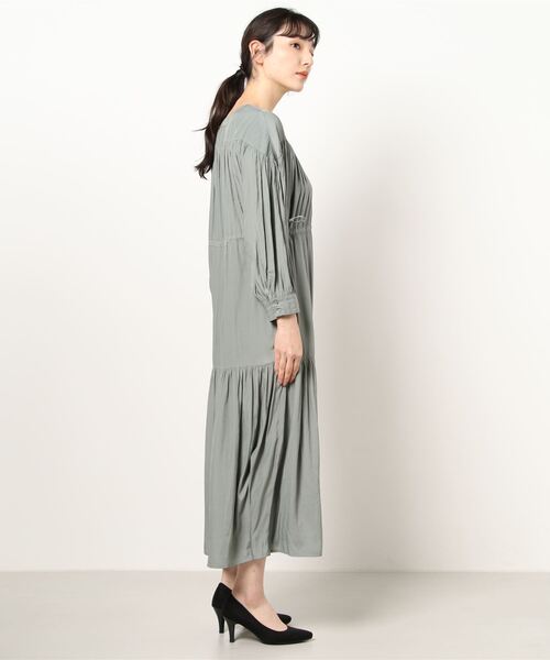 Te chichi(テチチ)の「ヴィンテージサテンティアードワンピース(ワンピース・レディース・ベージュ/カーキ/ブルー・フリ-)」の5枚目の写真