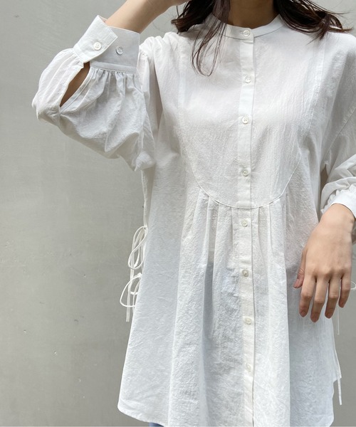 AZUL ENCANTO(アズールエンカント)の「バンドカラー袖ボリュームブラウス(シャツ/ブラウス・レディース・ホワイト/ベージュ/パープル・FREE)」の1枚目の写真