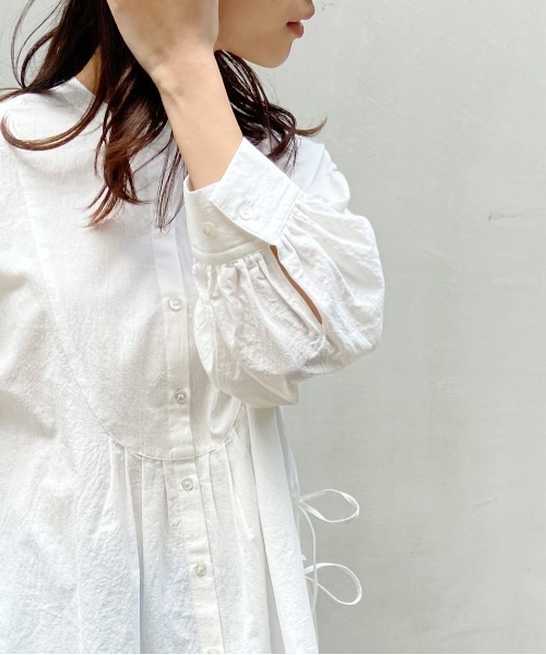 AZUL ENCANTO(アズールエンカント)の「バンドカラー袖ボリュームブラウス(シャツ/ブラウス・レディース・ホワイト/ベージュ/パープル・FREE)」の9枚目の写真