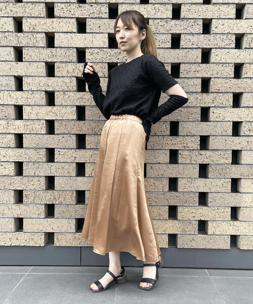 COMME CA ISM（コムサイズム）の「サテンマーメイドスカート（スカート・レディース・キャメル/グレイッシュベージュ・SMALL/MEDIUM/LARGE）」の18枚目の写真