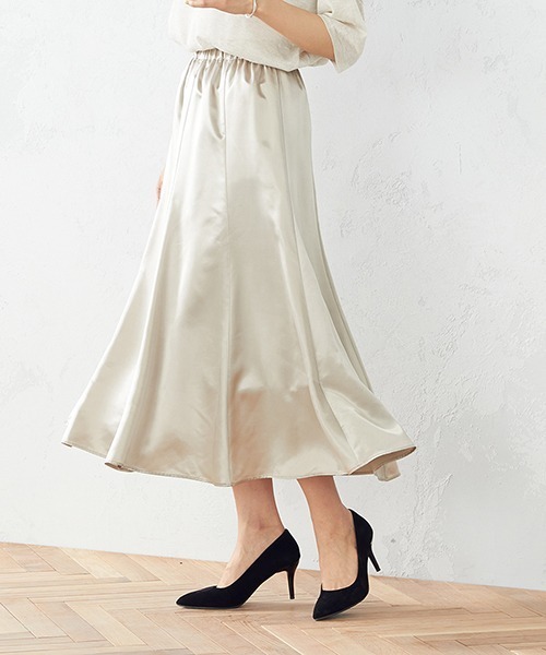 COMME CA ISM（コムサイズム）の「サテンマーメイドスカート（スカート・レディース・キャメル/グレイッシュベージュ・SMALL/MEDIUM/LARGE）」の2枚目の写真