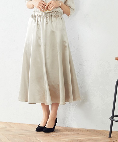 COMME CA ISM（コムサイズム）の「サテンマーメイドスカート（スカート・レディース・キャメル/グレイッシュベージュ・SMALL/MEDIUM/LARGE）」の9枚目の写真