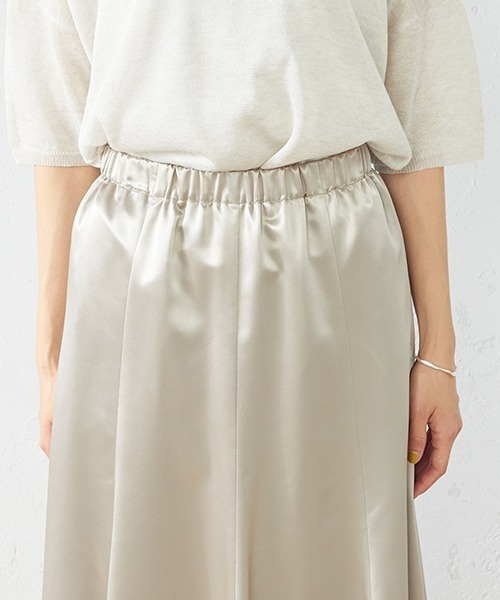COMME CA ISM（コムサイズム）の「サテンマーメイドスカート（スカート・レディース・キャメル/グレイッシュベージュ・SMALL/MEDIUM/LARGE）」の3枚目の写真