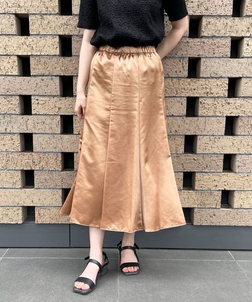 COMME CA ISM（コムサイズム）の「サテンマーメイドスカート（スカート・レディース・キャメル/グレイッシュベージュ・SMALL/MEDIUM/LARGE）」の15枚目の写真