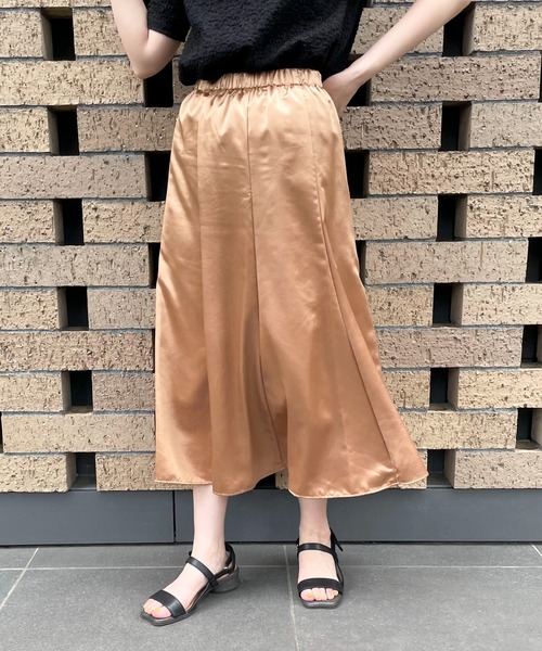 COMME CA ISM（コムサイズム）の「サテンマーメイドスカート（スカート・レディース・キャメル/グレイッシュベージュ・SMALL/MEDIUM/LARGE）」の16枚目の写真