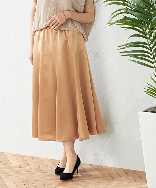 COMME CA ISM（コムサイズム）の「サテンマーメイドスカート（スカート・レディース・キャメル/グレイッシュベージュ・SMALL/MEDIUM/LARGE）」の17枚目の写真
