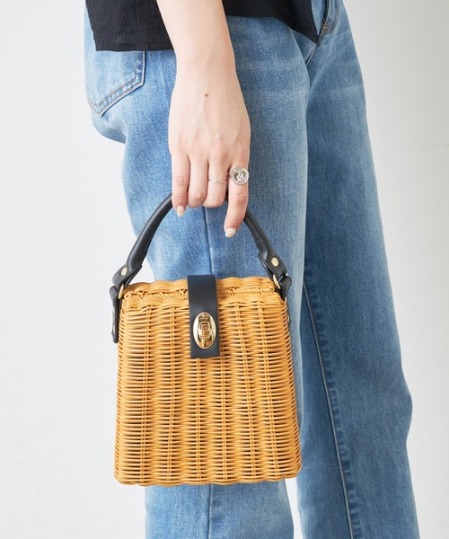 Chico（チコ）の「スクエアチェーンショルダーカゴバック（ショルダーバッグ・レディース・ベージュ/アイボリー/ブラック・FREE）」の3枚目の写真