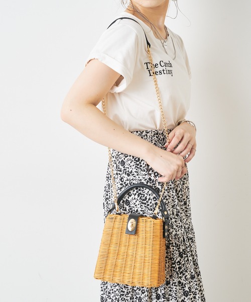 Chico（チコ）の「スクエアチェーンショルダーカゴバック（ショルダーバッグ・レディース・ベージュ/アイボリー/ブラック・FREE）」の4枚目の写真