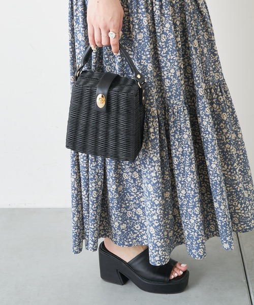 Chico（チコ）の「スクエアチェーンショルダーカゴバック（ショルダーバッグ・レディース・ベージュ/アイボリー/ブラック・FREE）」の8枚目の写真