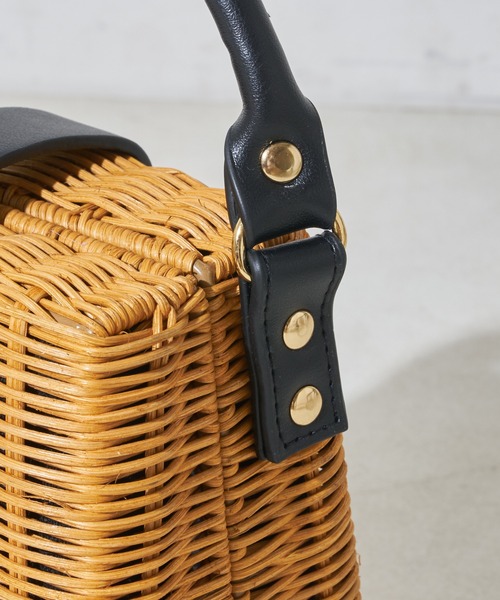 Chico（チコ）の「スクエアチェーンショルダーカゴバック（ショルダーバッグ・レディース・ベージュ/アイボリー/ブラック・FREE）」の9枚目の写真