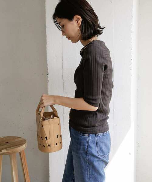 URBAN RESEARCH DOORS（アーバンリサーチドアーズ）の「針抜き6分袖カットソー（Tシャツ/カットソー・レディース・アイボリー/チャコールグレー/ブラウン・ONE）」の17枚目の写真