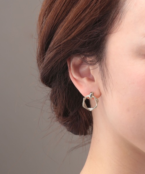 Manon's Selection(マノンズセレクション)の「ペンタゴンキャッチピアス(ピアス(両耳用)・レディース・シルバー/ゴールド・ONE SIZE)」の2枚目の写真