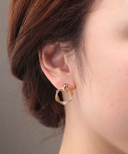 Manon's Selection(マノンズセレクション)の「ペンタゴンキャッチピアス(ピアス(両耳用)・レディース・シルバー/ゴールド・ONE SIZE)」の1枚目の写真