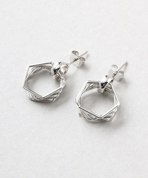 Manon's Selection(マノンズセレクション)の「ペンタゴンキャッチピアス(ピアス(両耳用)・レディース・シルバー/ゴールド・ONE SIZE)」の6枚目の写真