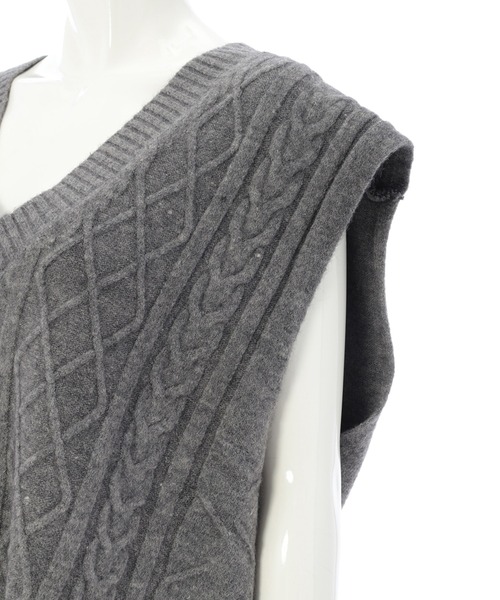 Edit Sheen（エディットシーン）の「ケーブル編みVネックニットベスト（ニット/セーター・レディース・ブラック/グレー/モカ・MEDIUM）」の10枚目の写真
