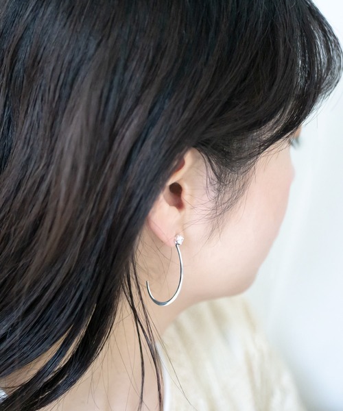 Blanche(ブランシュ)の「Blanche ブランシュ フープデザイクリアストーンピアス Rouje(ルージュ) SILVER(ピアス(両耳用)・レディース・シルバー・FREE)」の3枚目の写真