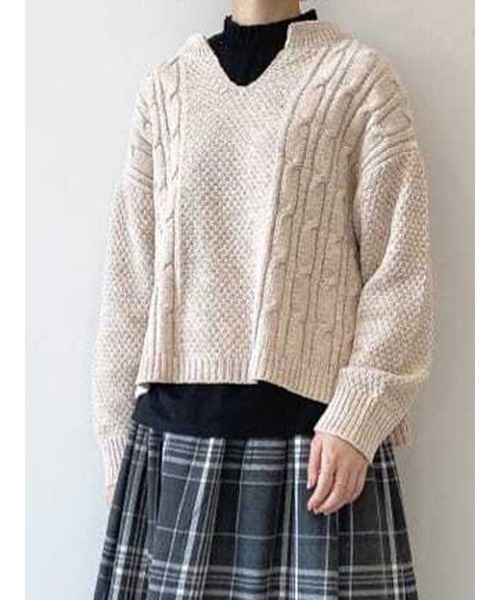 Samansa Mos2 blue（サマンサモスモスブルー）の「モールケーブルニット（ニット/セーター・レディース・ベージュ/グレー/キナリ・ﾌﾘ-）」の2枚目の写真