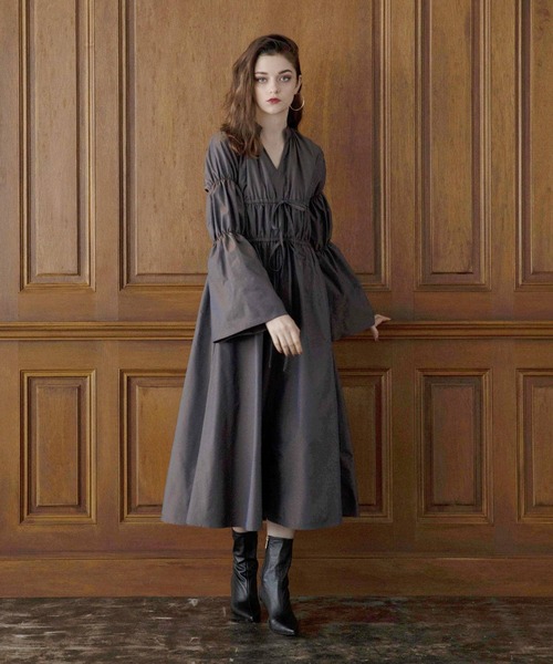 MIELI INVARIANT（ミエリインヴァリアント）の「Taffeta Aurora Blouse Dress（ワンピース・レディース・ブラウン/マスタード・FREE）」の2枚目の写真