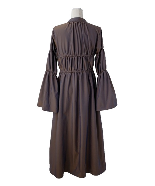 MIELI INVARIANT（ミエリインヴァリアント）の「Taffeta Aurora Blouse Dress（ワンピース・レディース・ブラウン/マスタード・FREE）」の4枚目の写真