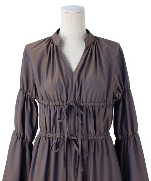 MIELI INVARIANT（ミエリインヴァリアント）の「Taffeta Aurora Blouse Dress（ワンピース・レディース・ブラウン/マスタード・FREE）」の8枚目の写真