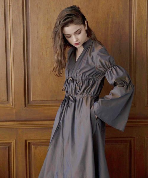 MIELI INVARIANT（ミエリインヴァリアント）の「Taffeta Aurora Blouse Dress（ワンピース・レディース・ブラウン/マスタード・FREE）」の13枚目の写真