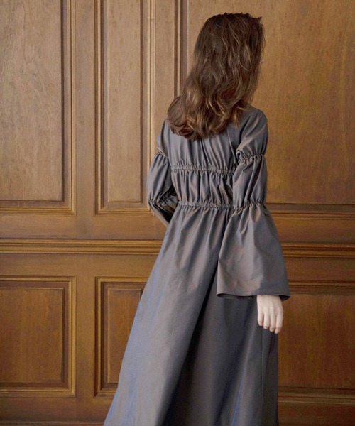 MIELI INVARIANT（ミエリインヴァリアント）の「Taffeta Aurora Blouse Dress（ワンピース・レディース・ブラウン/マスタード・FREE）」の15枚目の写真