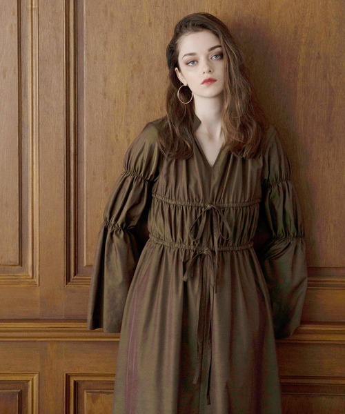MIELI INVARIANT（ミエリインヴァリアント）の「Taffeta Aurora Blouse Dress（ワンピース・レディース・ブラウン/マスタード・FREE）」の9枚目の写真