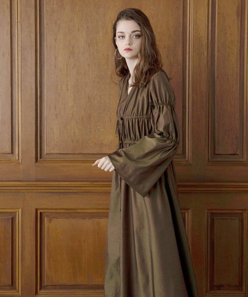 MIELI INVARIANT（ミエリインヴァリアント）の「Taffeta Aurora Blouse Dress（ワンピース・レディース・ブラウン/マスタード・FREE）」の11枚目の写真