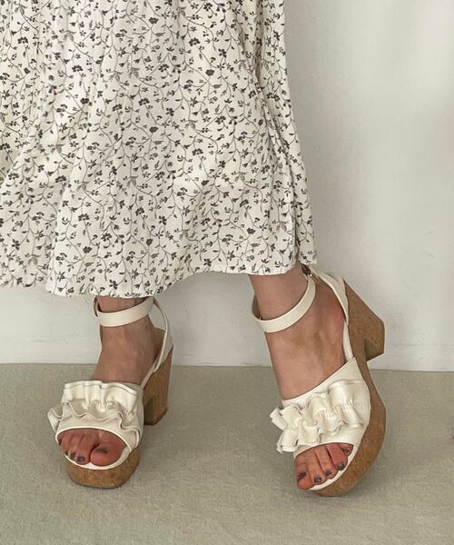 MAJESTIC LEGON（マジェスティックレゴン）の「フカフカフリルサンダル（サンダル・レディース・アイボリー/ライトグレー/グレイッシュベージュ/ブラック・LARGE/X-LARGE/SMALL/MEDIUM）」の2枚目の写真